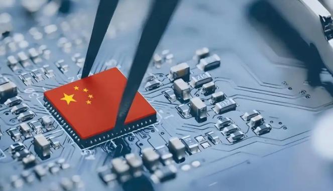 中美芯片之争，美国浪费了四年才发现自己上当了，在这四年中，中国采用你打你的，我打