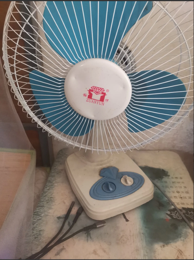今天 好开心！又捡到了宝贝！
     今天上午，路过物业园垃圾桶时，看见旁边丢