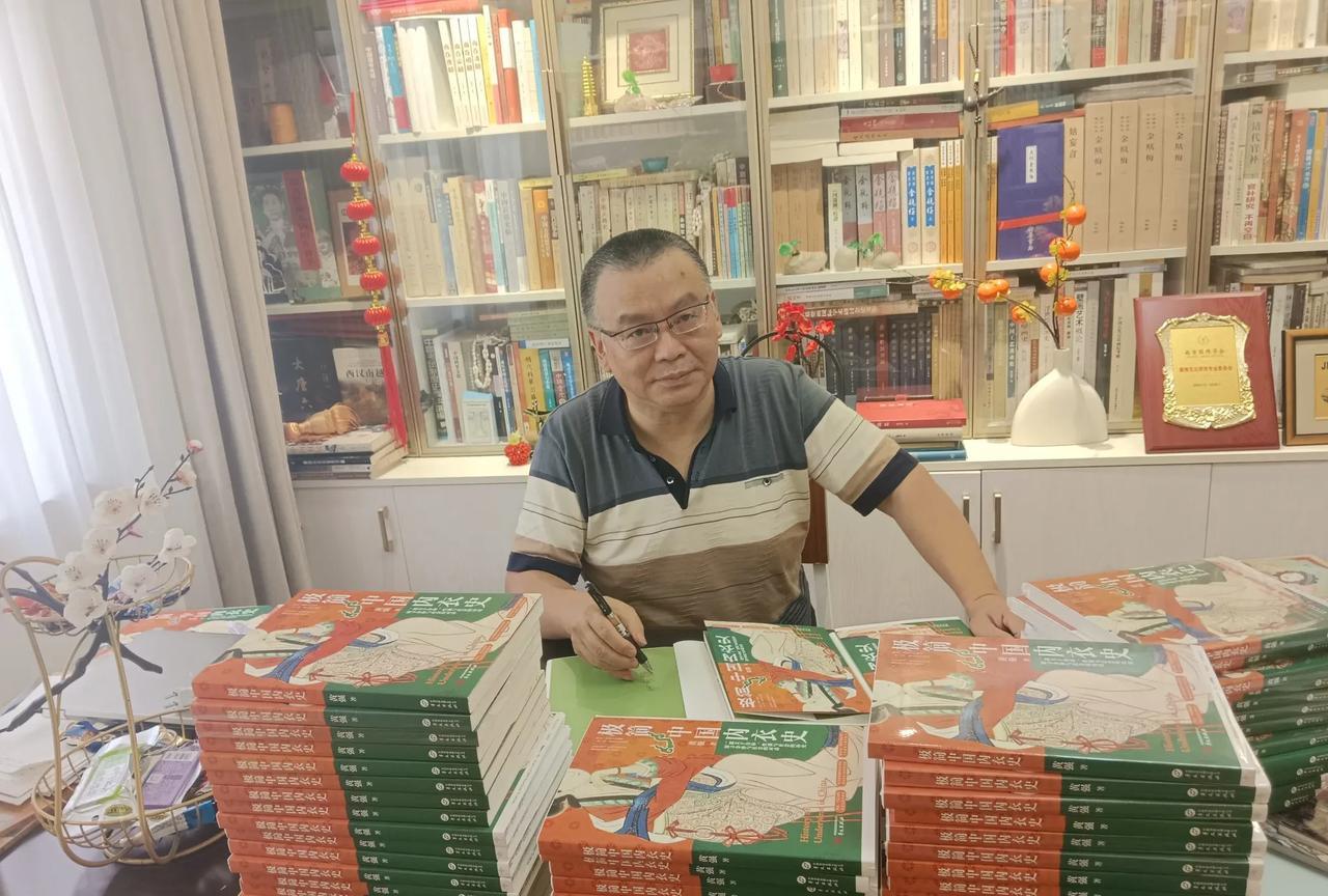 新书《极简中国内衣史》出版后，颇受欢迎，郑州一书店要了一批签名、签印毛边书。通常