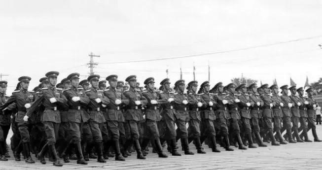 1955年国庆阅兵中的骑兵军官方队身着55式尉官夏常服，是中国人民解放军实行军衔
