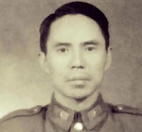 1949年，特务头子毛森，抓捕了一个交际花小姐，审讯时，毛森用刀划开她的衣服，轻