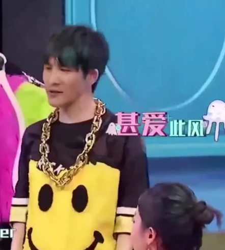 有一次大张伟参加访谈节目，主持人看着他的脖子好奇的问道：“你为什么总是带个大金链