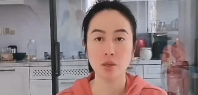 家人们呐！娱乐圈又出狗血剧情了！还记得去年叶璇直播哭诉保姆抢家产的事吗？现在后续