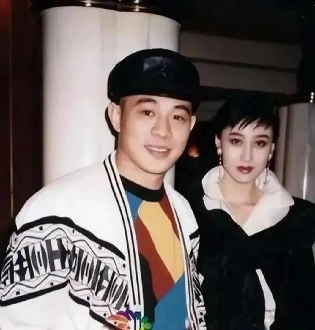 成龙有两个方面比不过李连杰！
成龙和李连杰，是我国功夫电影史上两个回避不了的人物