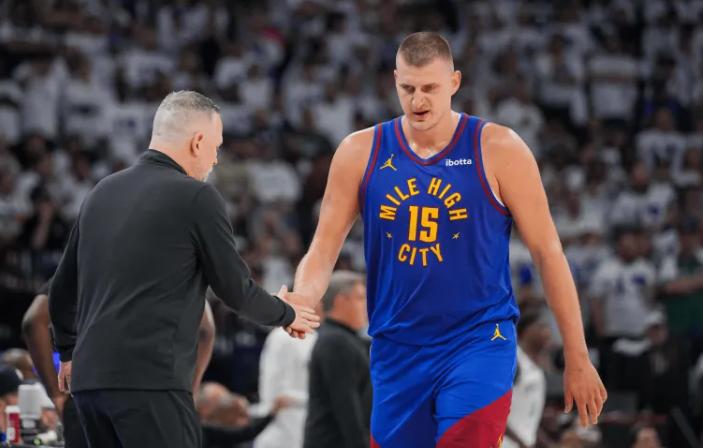 掘金球员尼古拉-约基奇将在对阵快船的比赛当中复出。
对此，掘金记者在个人社媒上谈