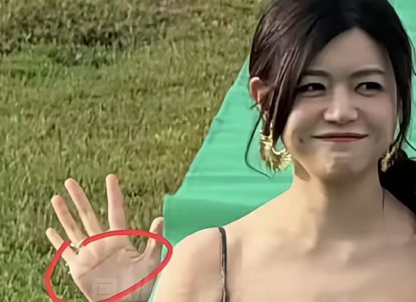 陈妍希走绿毯，当她伸手向人们打招呼时，就看到了她手掌上的感情线整个都是断裂的!
