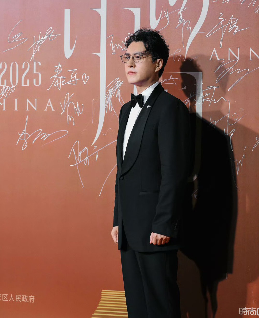 谁说工作与惊艳不能兼得？即便行程满档忙着开会，靳东依然抽空亮相红毯，以绝佳状态惊