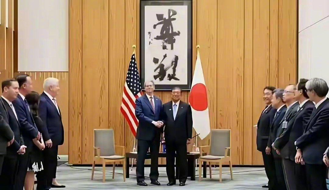 日本首相会见中美嘉宾，同样位置悬挂的却是不同的书法作品，会见美国的是“尊敬”（图