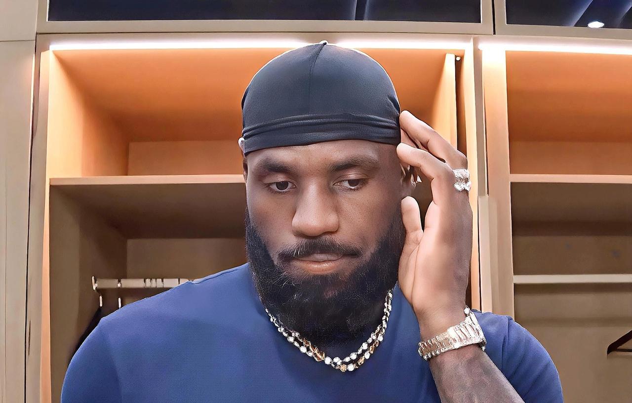 詹姆斯放下身段了！
詹姆斯为了球队胜利主动调整角色，这份胸襟确实令人敬佩。詹姆斯