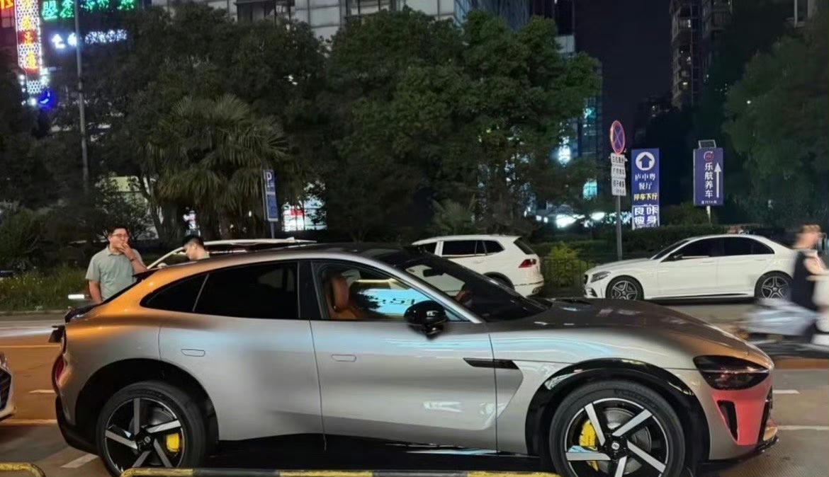 小米yu7停路边真太霸气了
这可是一个五米长的suv，比大部分suv都长
[流泪