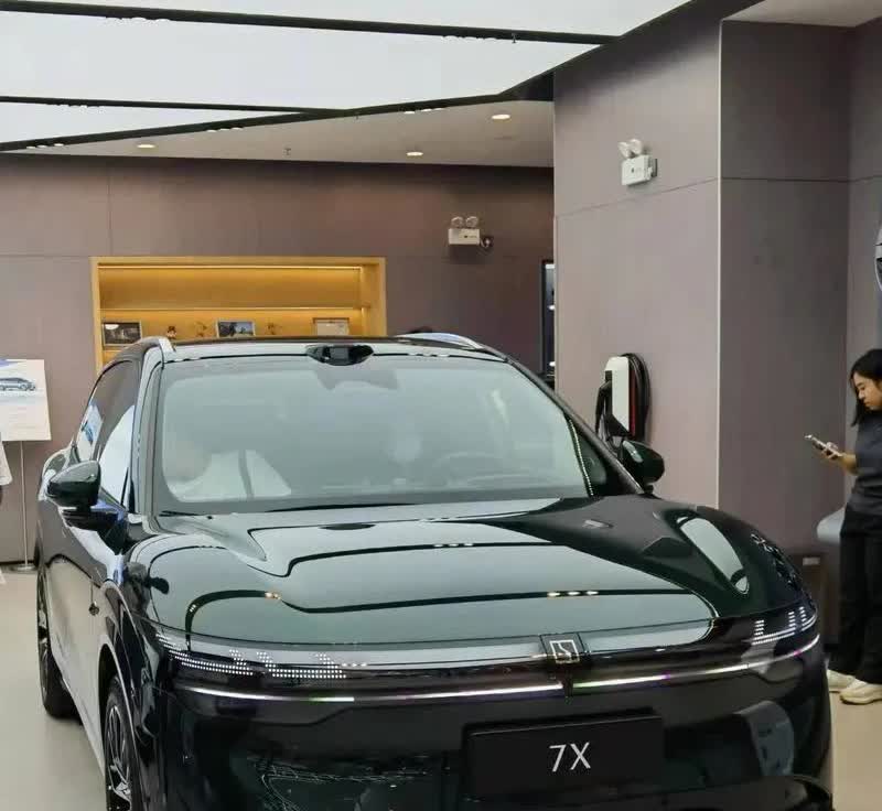 我国最赚钱的车企是： 
第5名 吉利汽车﹣﹣全年盈利53亿元；
第4名 长安