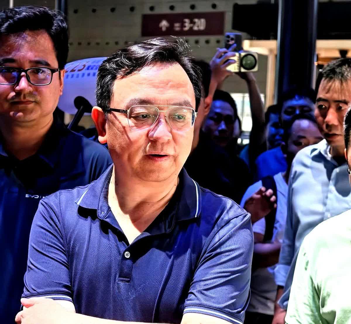 比亚迪为何降价？你们都不清楚

最近比亚迪降价这事儿，不少人都盯着电池技术更
