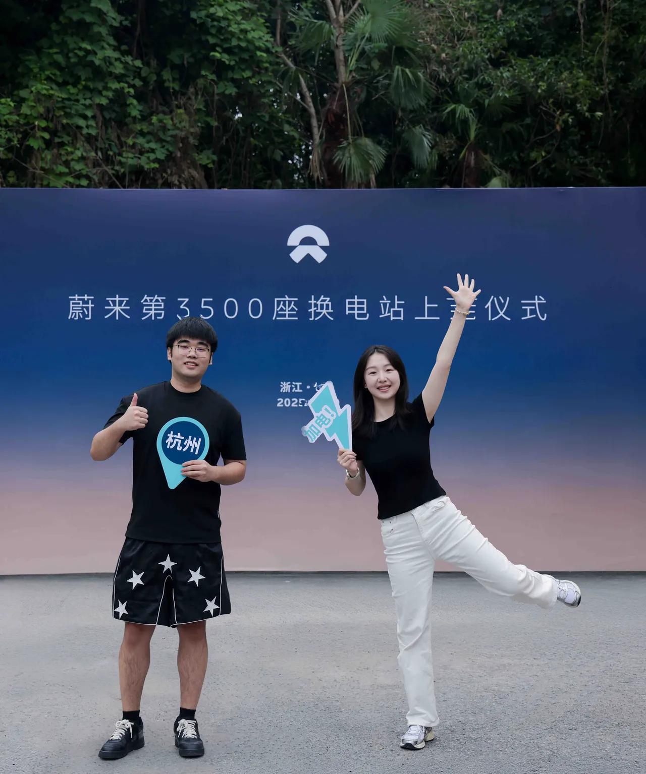 2025年NIO DAY当天，蔚来在全国的换电站数量，终于来到了3500座。
今