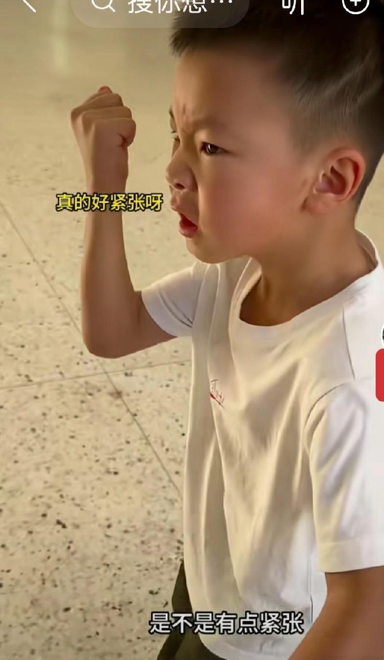 秋天妈妈带秋天去学校认班，小秋天紧攥拳头的样子，让人心疼。
也许是来到新学校紧张