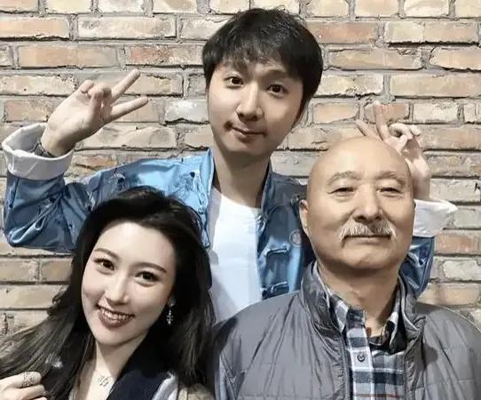陈佩斯走出困境，全是因为他有一个好老婆王燕玲。   那年陈佩斯因为与央视的版权纠