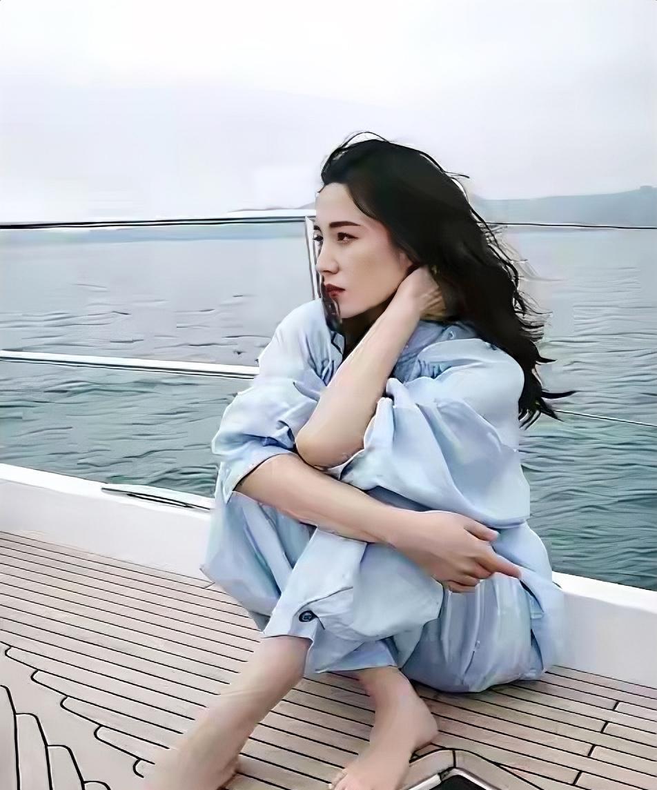 宋佳，坐在邮轮上吹海风好美，脚丫也很美，就是脚指甲颜色不好看，要是换个颜色就完美