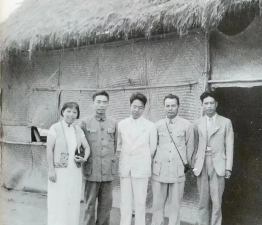 1939年，重庆市珊瑚坝，周总理携夫人邓颖超，叶剑英等在一起，合影留念，永恒的回