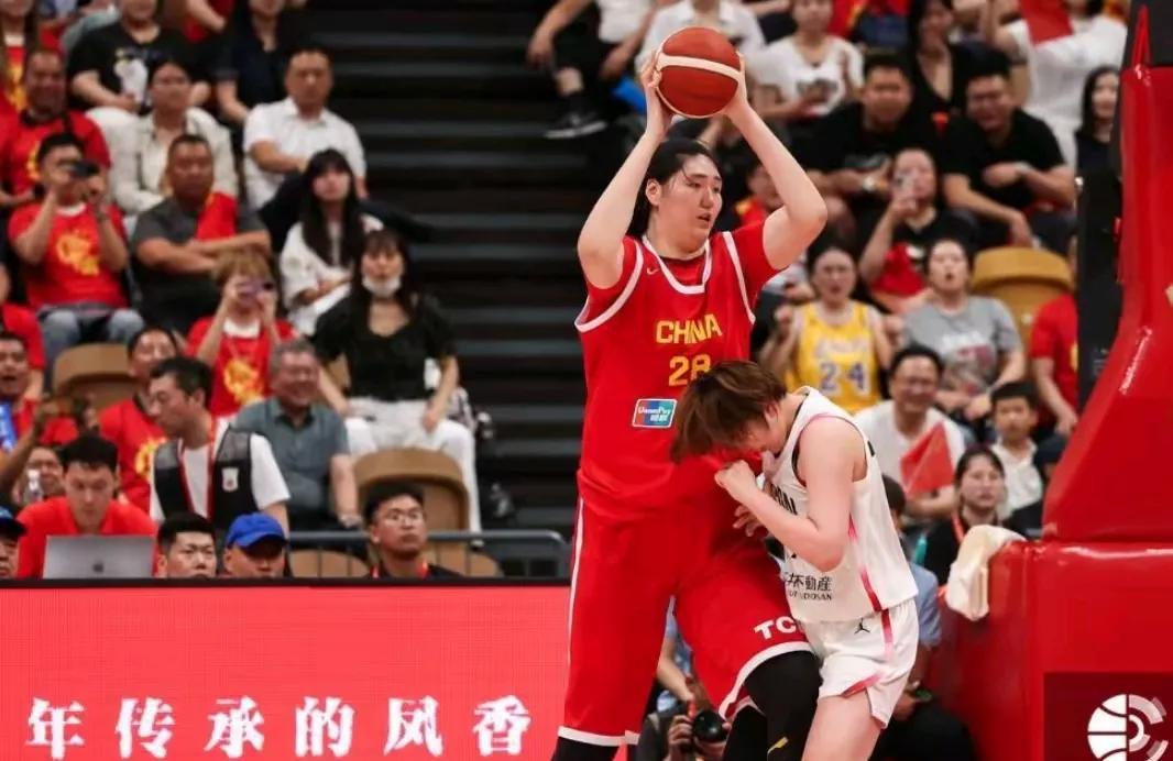 对于中国记者提问，“如何看待张子宇”的问题，日本女篮主教练科里盖恩斯无可奈何反问