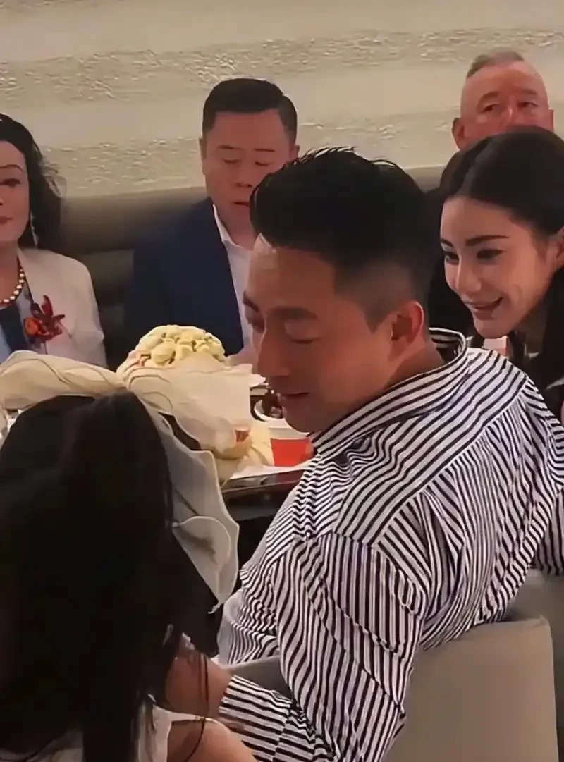 汪小菲五月婚礼将如期举行











我的天哪！这剧情简直比电视剧还狗