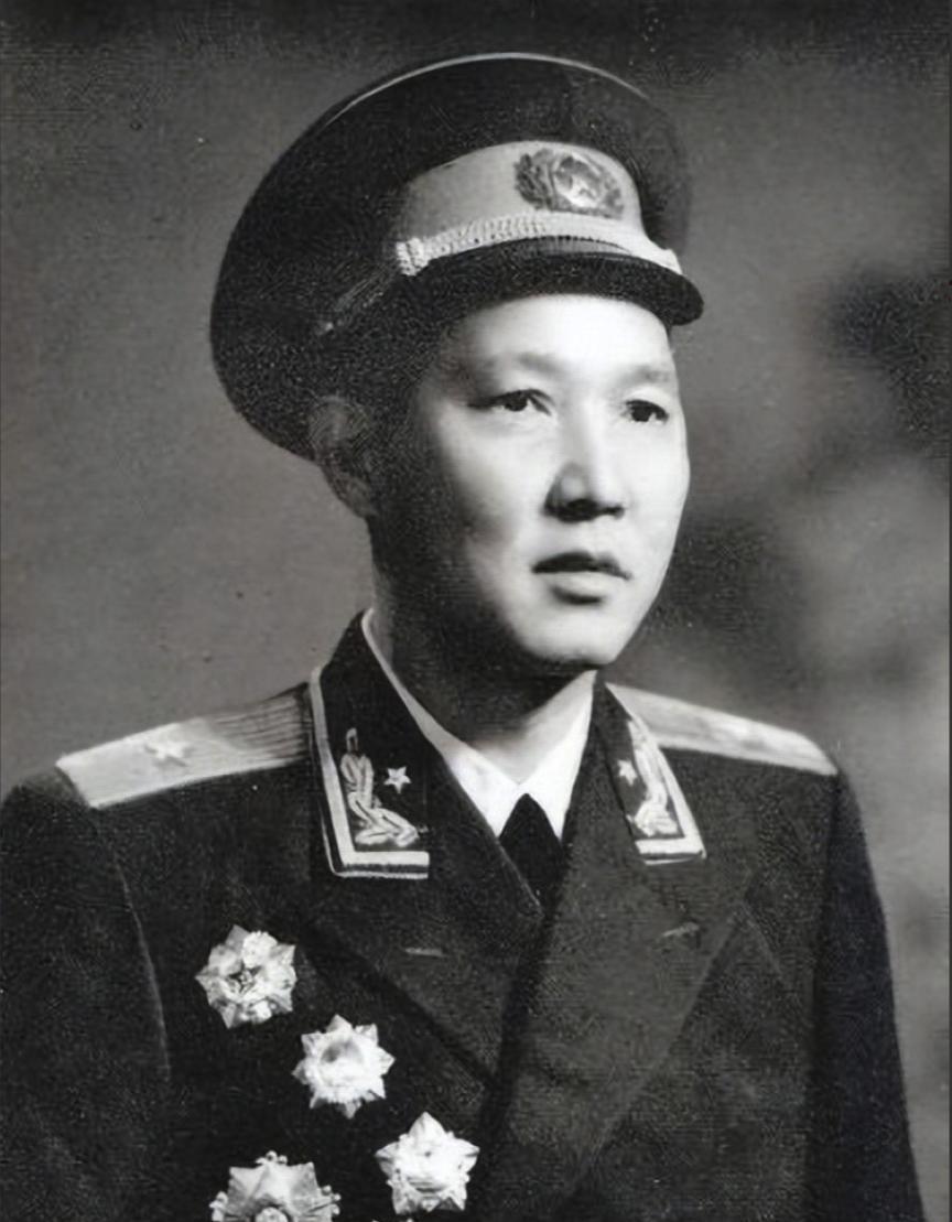 1960 年，傅崇碧想回趟老家。四川通江的乡亲们听说这消息，天天在村口盼着。可临