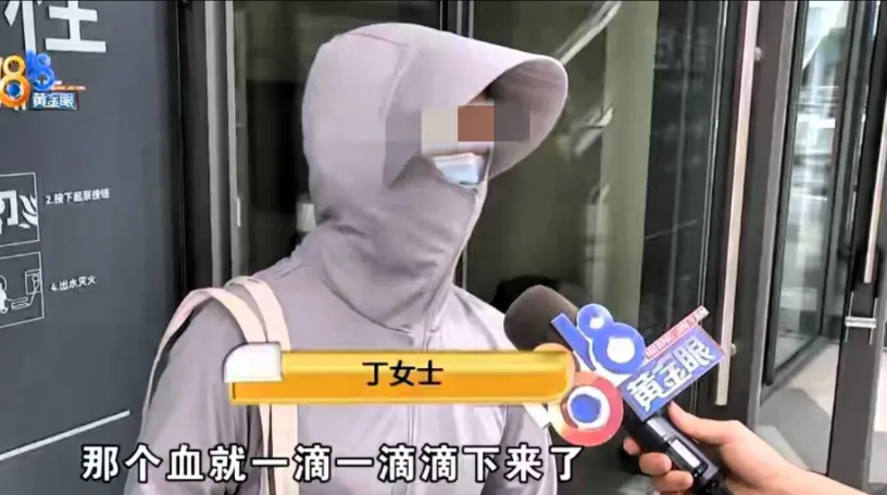 浙江杭州，一女子逛街，路过一家店铺，店铺正在装修，女子突然脚底下一疼，鞋底被钉子