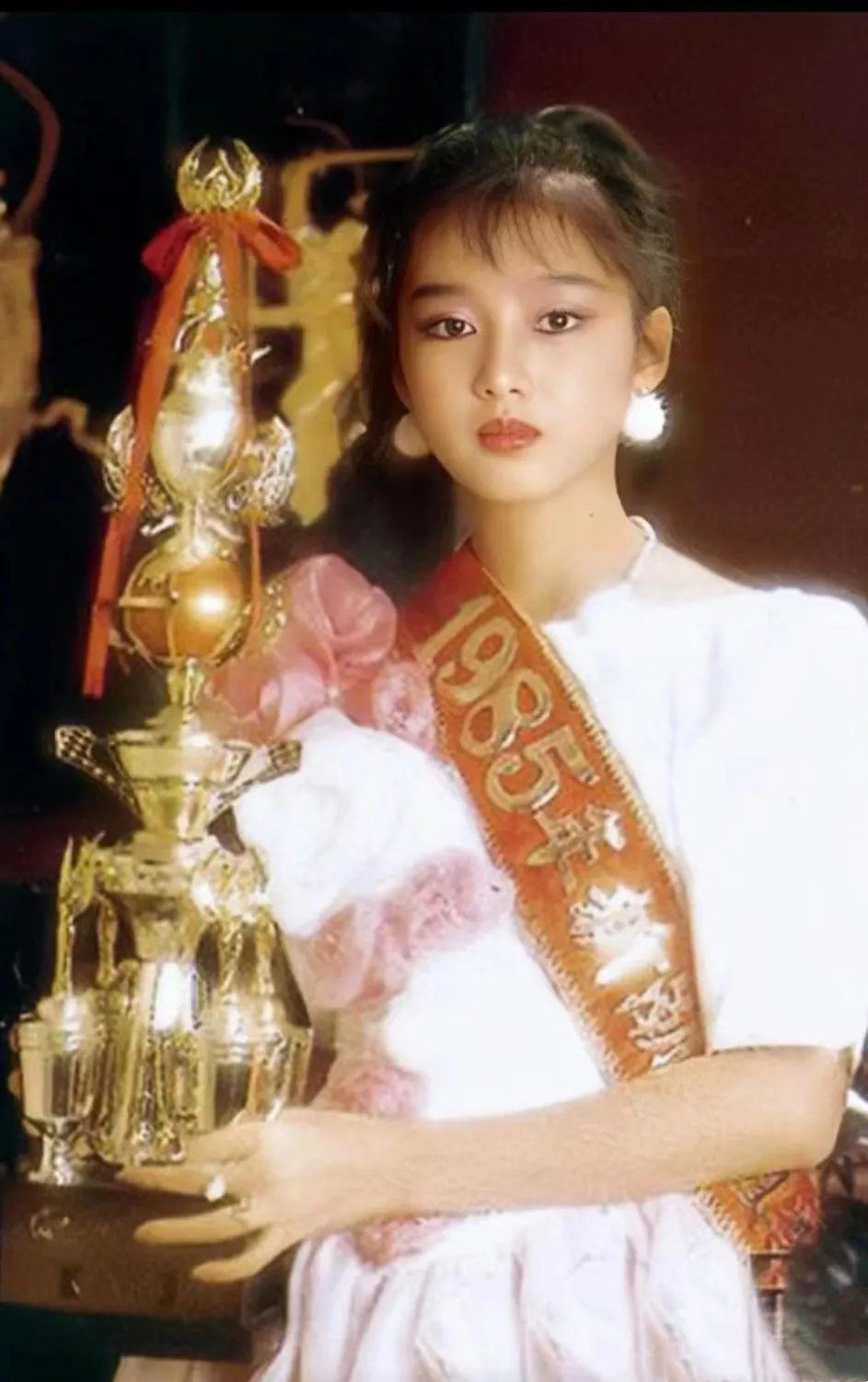 这个是1985年，刘德华妻子朱丽倩夺得马来西亚新潮小姐选美季军时的珍贵留影，彼时