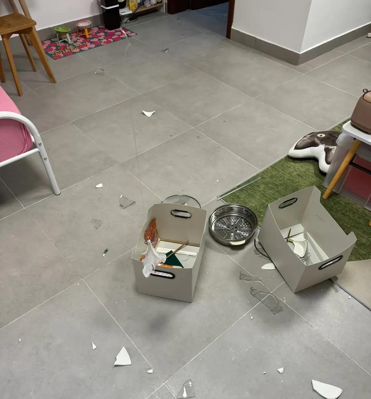 因为我不想生孩子，跟老公吵了一架，下班回家，眼前一幕让我震惊。



中午回到家