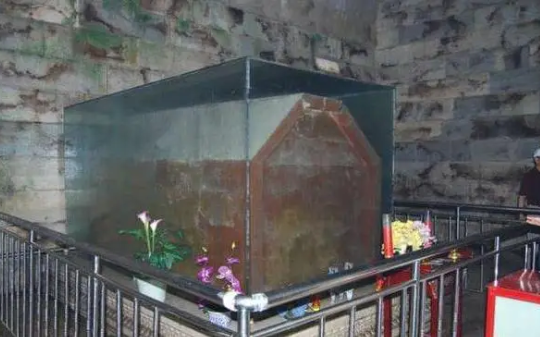 孙殿英夜盗慈禧墓：悬疑惊悚的墓底世界，据说当年所有下到地宫里的人，最后都不得善终...