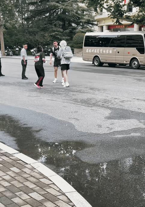 王楚钦这背背包打扮太可爱了吧，仿佛回到了幼头时期，像极了在路上溜达的学生。
不看