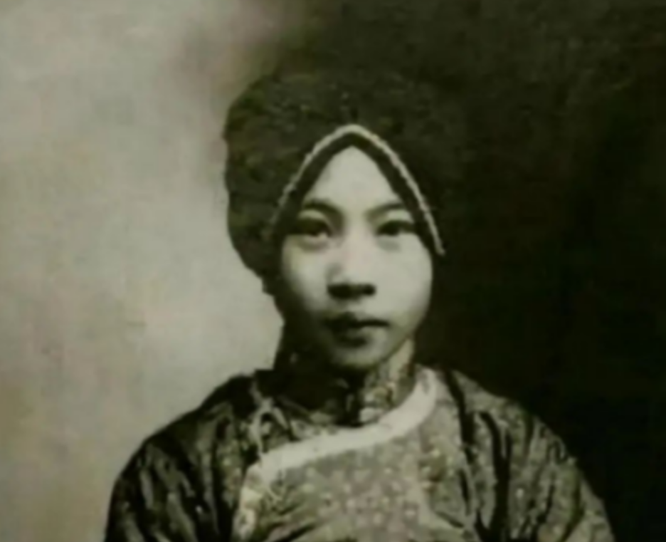 1925年，24岁的青楼女子张素贞，和往常一样接客，然而，正当她为客人宽衣解带时