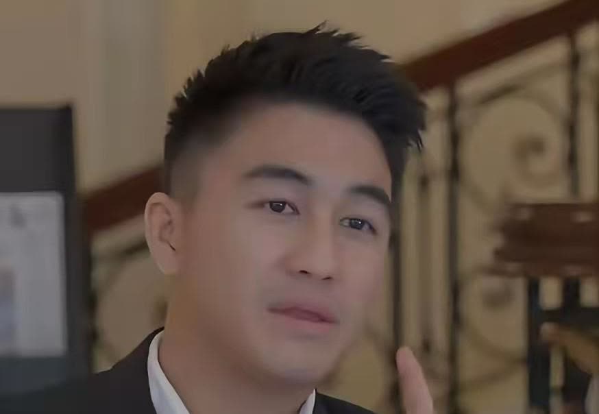 光速打脸
还得是何猷君啊
不是他签了百亿项目，
也不是他拿了豪门大奖，而是