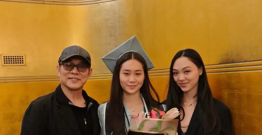 利智退圈全心陪伴女儿终于结果了。

25日大清早，李连杰罕见的在社交平台高调