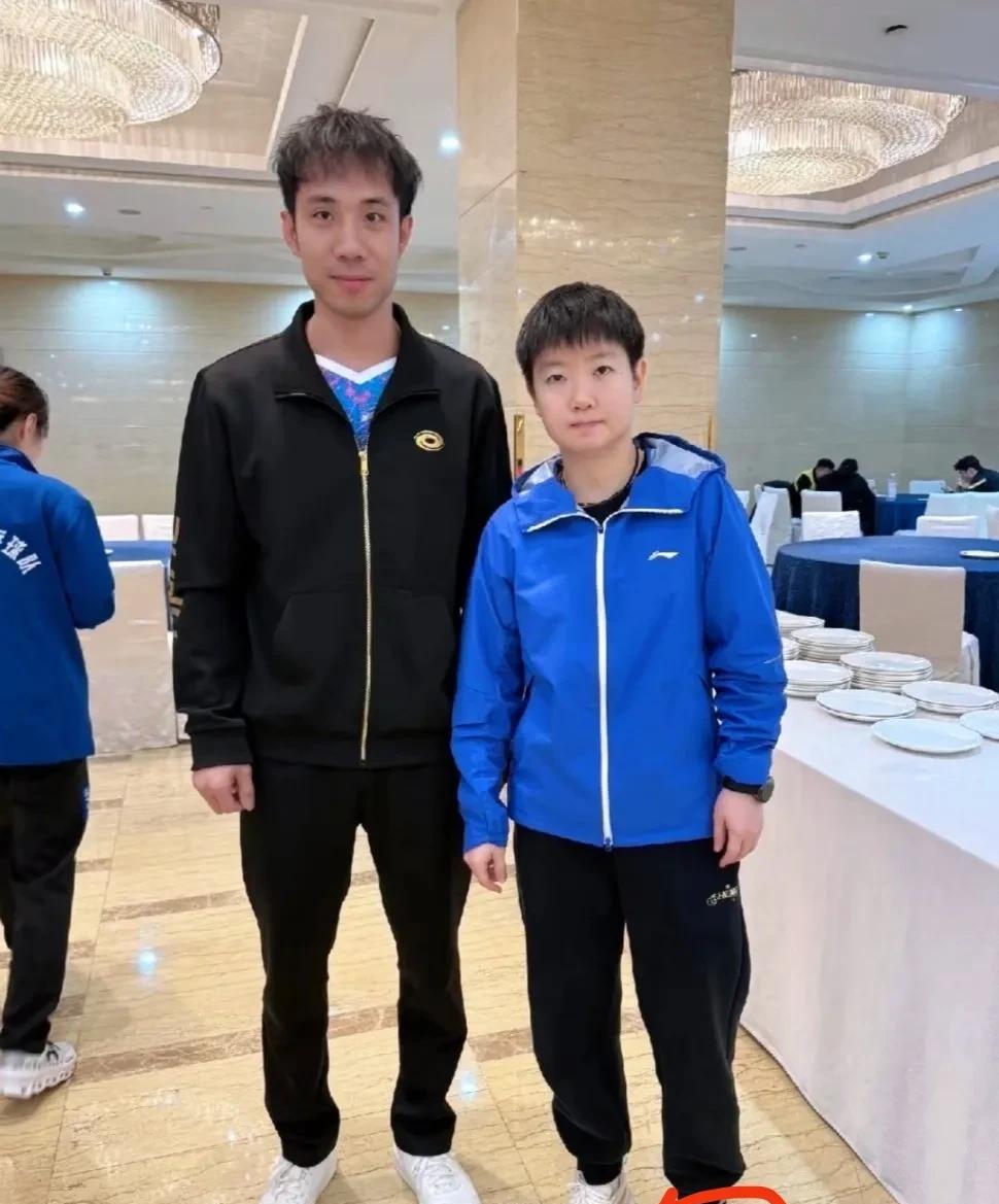 莎莎脚上穿的是什么品牌的运动鞋？
这鞋子透明得像会呼吸的玻璃，穿在脚上很科幻！