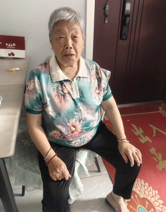婆婆现在和楼下的老太太们打成了一片，每天回来就有说不完的八卦，今天又听说了一个奇