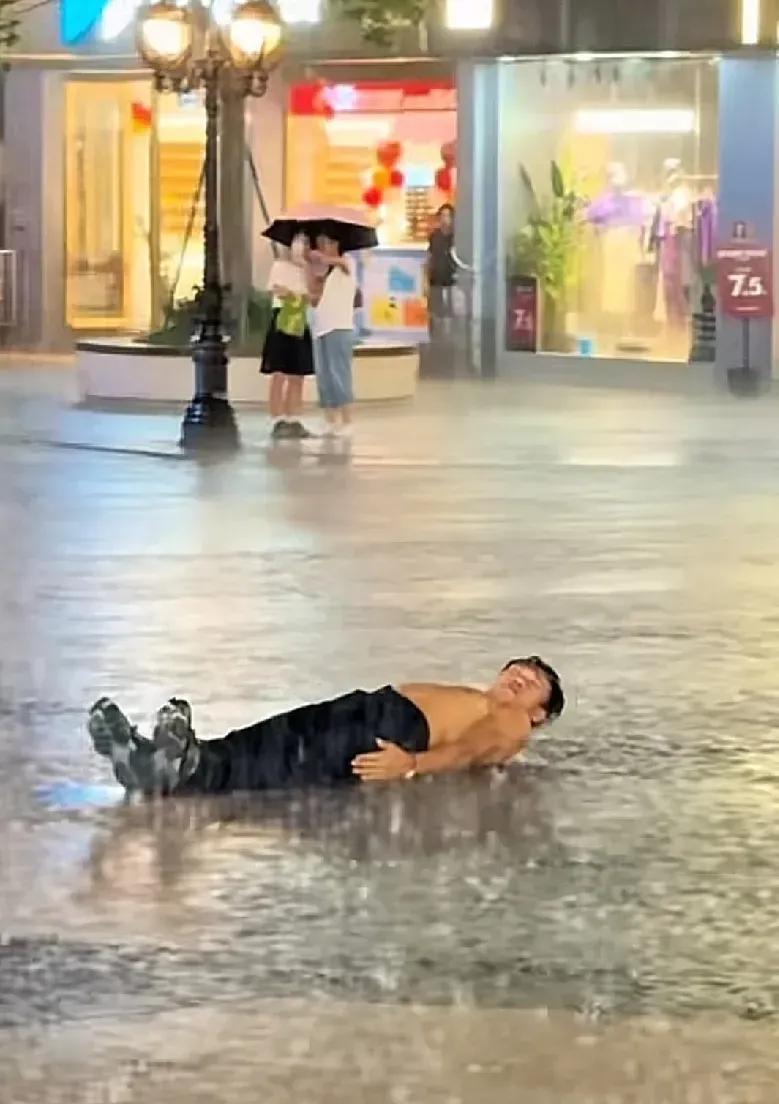 年轻人应该经受特殊磨练，越是在风雨中越有激情，这个小伙子是一个有毅力的人，以后一