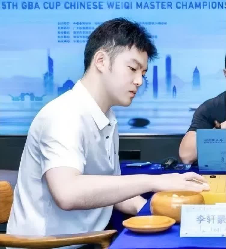李轩豪不需要别人道歉！

李轩豪战胜谢科获得大棋士赛冠军，有人翻出历史老账，