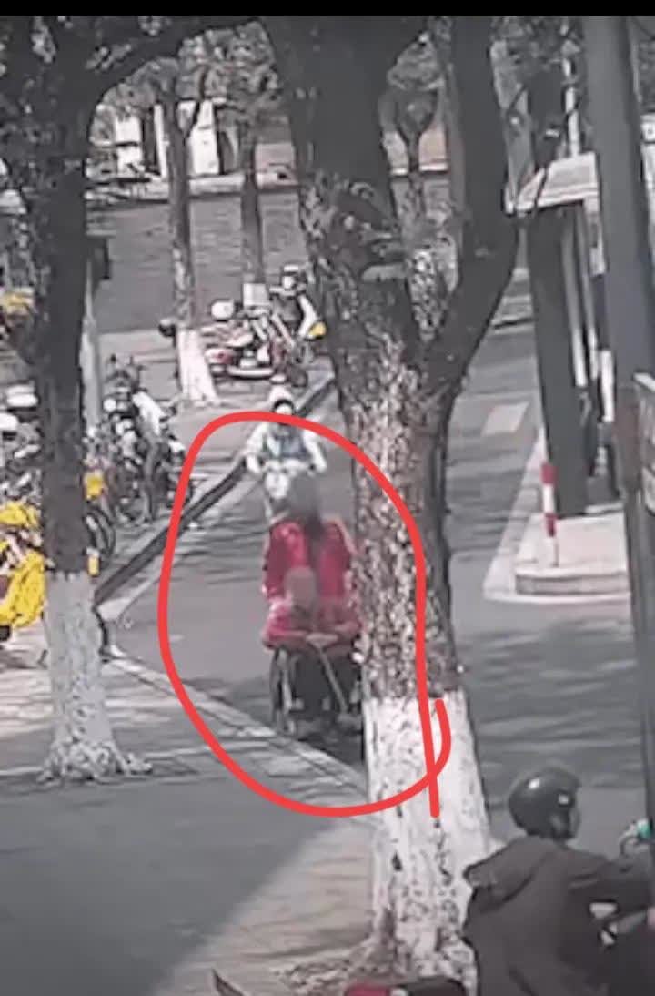 “火到人民日报了！”六旬儿子推着九旬母亲，在医院配药回家的途中，儿子却因为体力不
