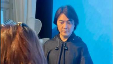 57岁郑伊健与蒙嘉慧火锅约会引热议！三十年发型未变，婚姻保鲜秘籍竟是“丁克”？