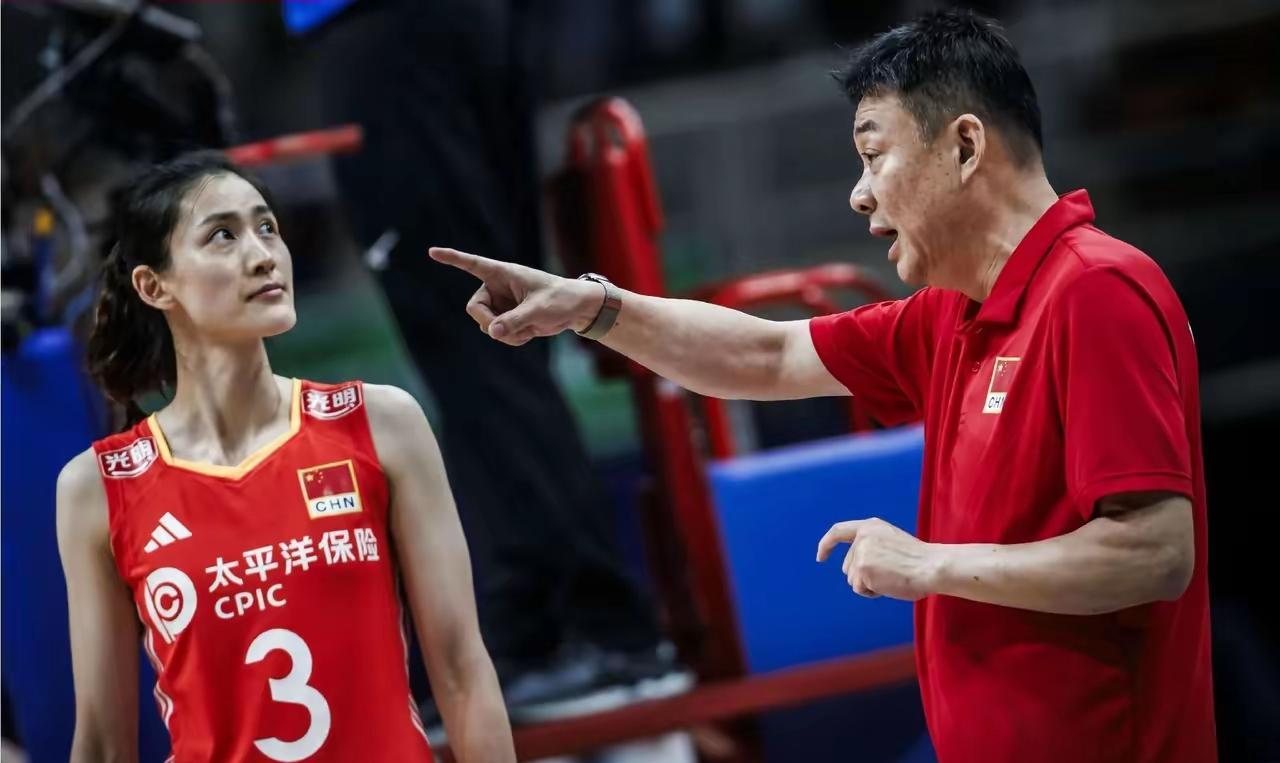 国际运动健将杨佳被刁林宇传出了世界水平。
副攻与二传配合打出进攻来，只是副攻职责