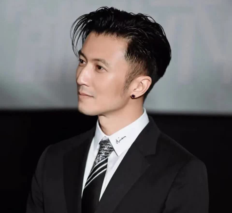 主持人问谢霆锋，你跟张柏芝经过重重波折终于结婚，为什么又非要离婚呢？

谢霆