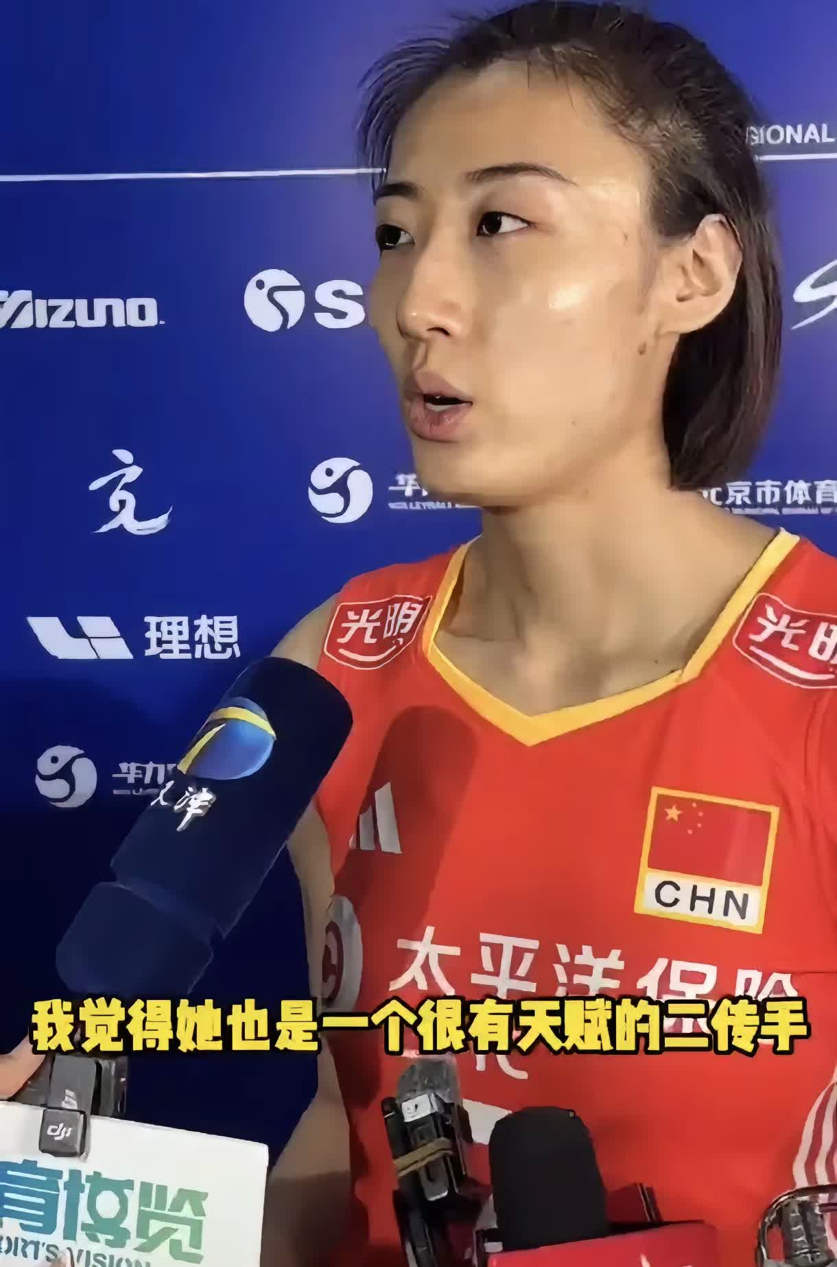 女排国手王媛媛直言16岁的张籽萱是很有天赋的二传手。中国女排首秀结束，在所有人的