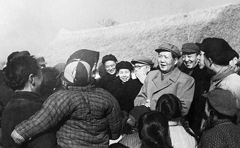 1957年，警卫员马维从兜里掏出一个窝头递给毛主席，主席随手掰了一块放在嘴里，嚼
