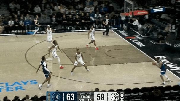 迪温琴佐一抢三，在三个篮网球员的手中抢下篮板随后放进