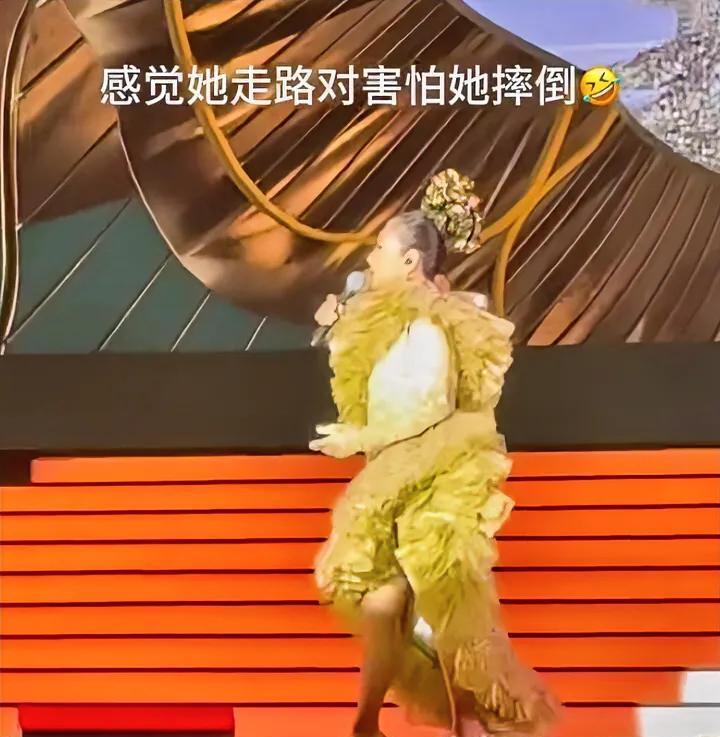 77岁汪明荃穿着15厘米高跟鞋开演唱会，气息不稳，走路摇晃，需要旁边的人随时搀扶