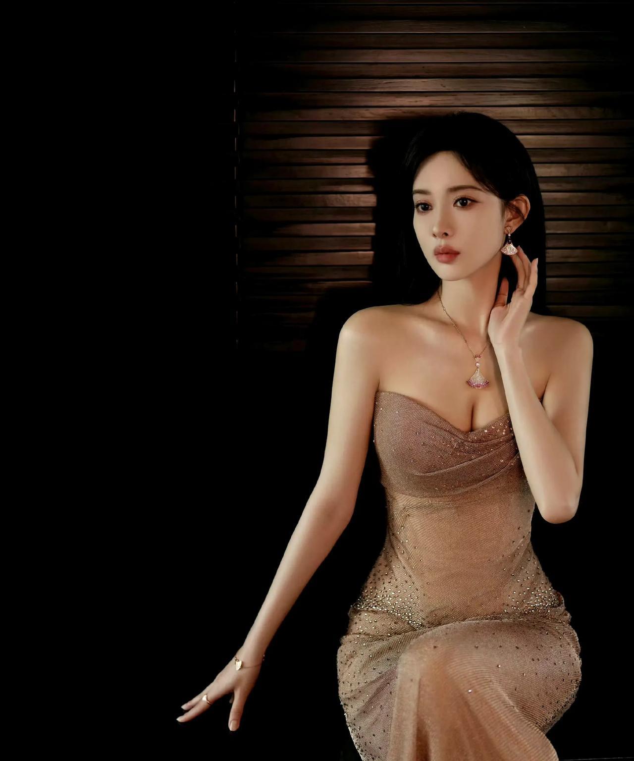 孟子义穿香槟色抹胸裙，身材曲线超绝，皮肤白到发光。或优雅托腮、或随性摆臂，一颦一