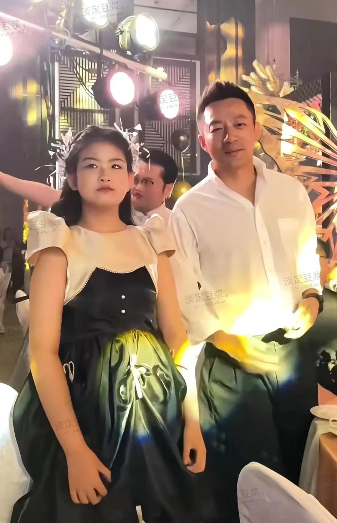 看汪小菲如今也像大明星似的，参加小孩生日宴格外亮眼。看他婚礼后精神面貌焕然一新，