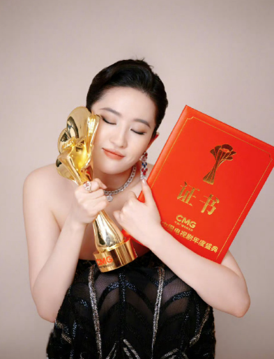 听说有的粉圈把总台盛典列为四大奖了，看看刘亦菲奖杯，还是黄玫瑰形状的，今年继续用