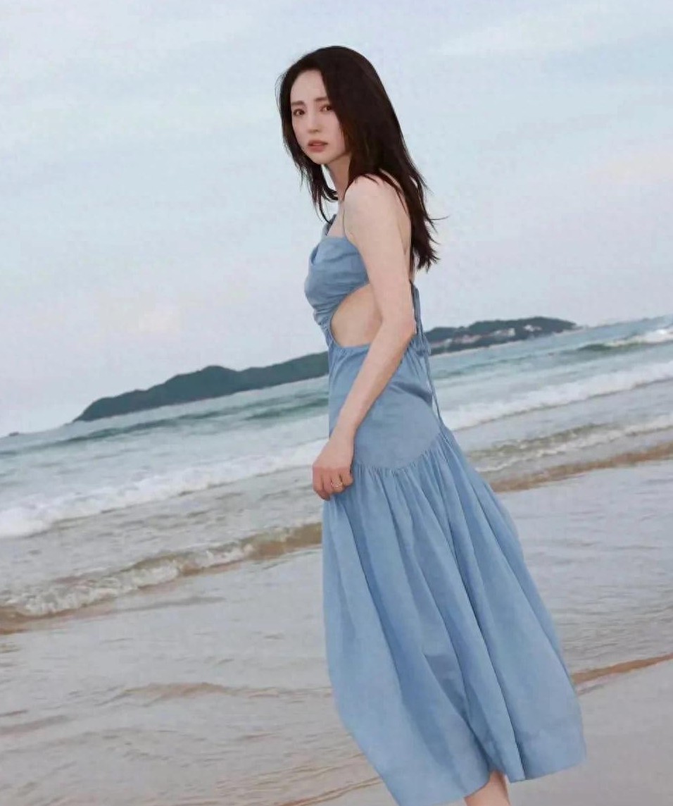 董璇海边美成诗，“女神龙”温婉甜美，尽显迷人风情！