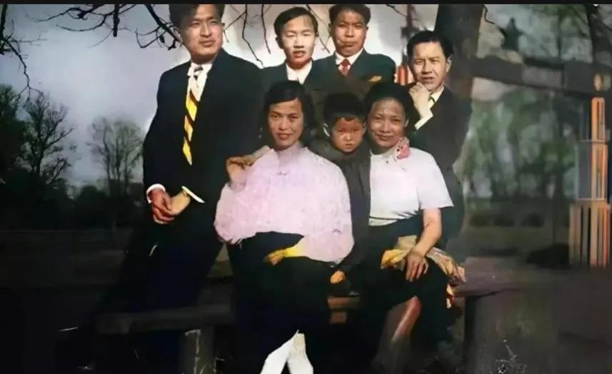 32岁的贺子珍在苏联与好友的珍贵合影，身边的小女孩是李敏。在苏联时期，多亏有这些