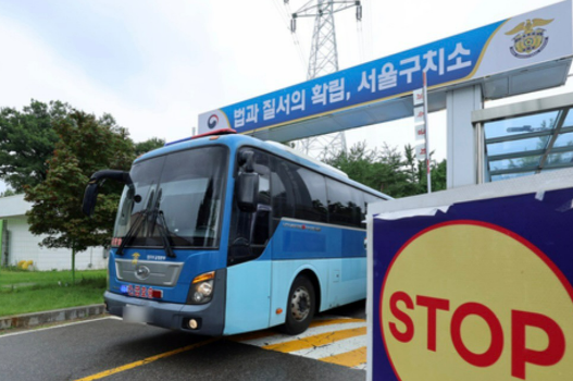 据19日韩国法律界消息，内乱特别检察组在羁押必要性审查被驳回后，正在内部研讨对前